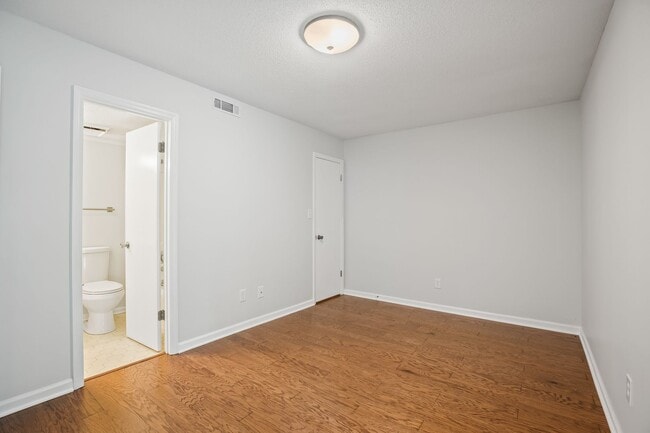 Building Photo - Great 2 Bedroom Available End Of July