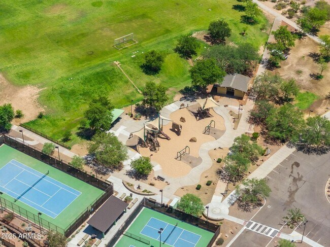 Foto del edificio - Gorgeous 5 bed 3.5 bath 3 car garage home, 3613 sq ft in established North Phoenix community