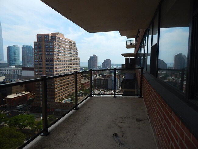 Foto del edificio - 270 Marin Blvd