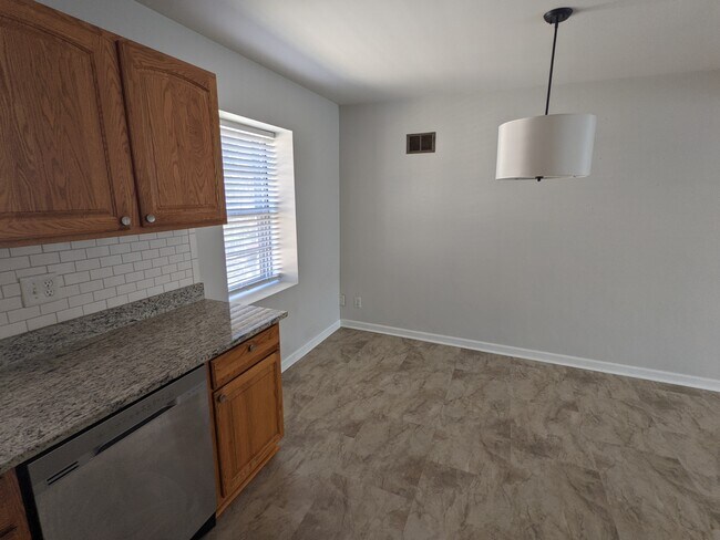 Building Photo - 5820 Sunshine Dr