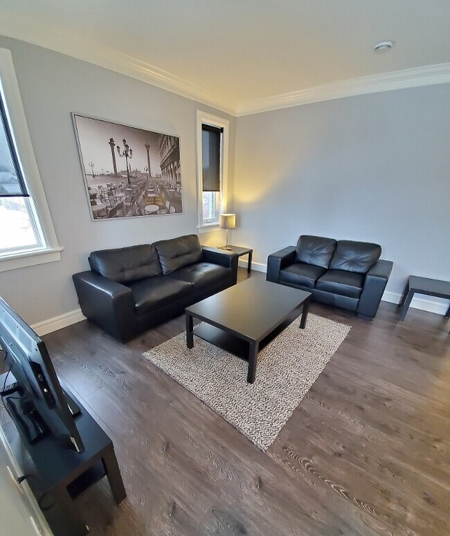 Building Photo - 915 10 St