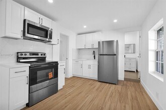 Building Photo - 2419 Coolidge St