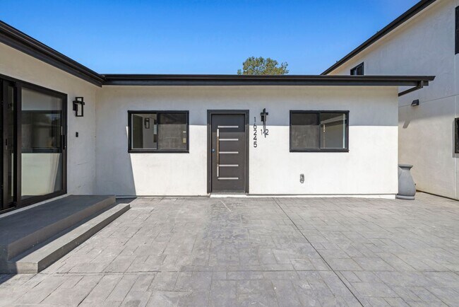 Foto del edificio - 16245 1/2 Chatsworth Street