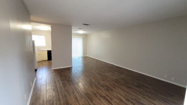 Building Photo - 521-523 Southtrail Dr