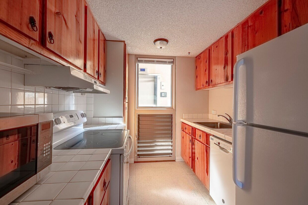 Foto principal - SPACIOUS GROUND FLOOR condo w/ 1/1/1pkg co...