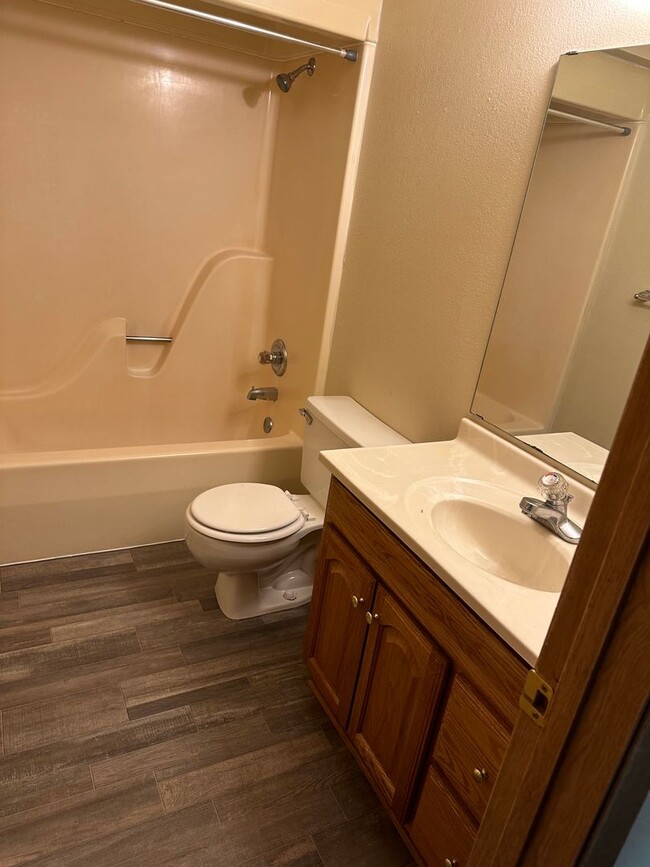 Building Photo - Three Bedroom Apartment Great Location!
