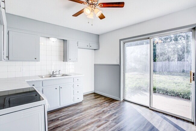 Foto del edificio - Sparkling Three Bedroom Home Located In North Lubbock