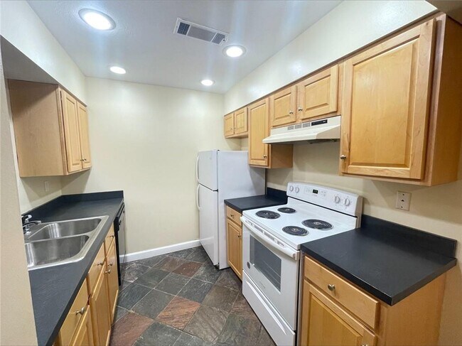 Building Photo - 3083 Colonial Way