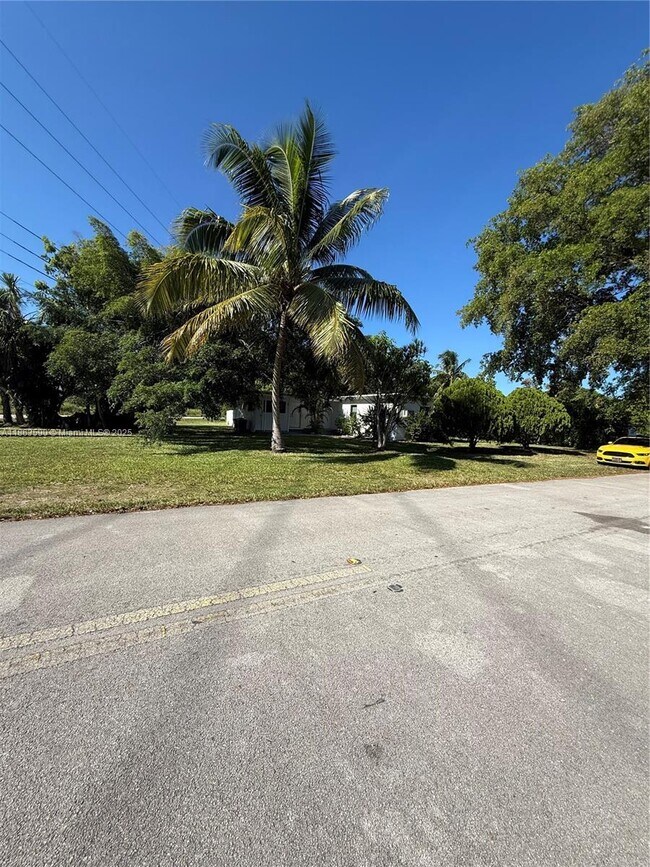 Foto del edificio - 1503 NE 128th St