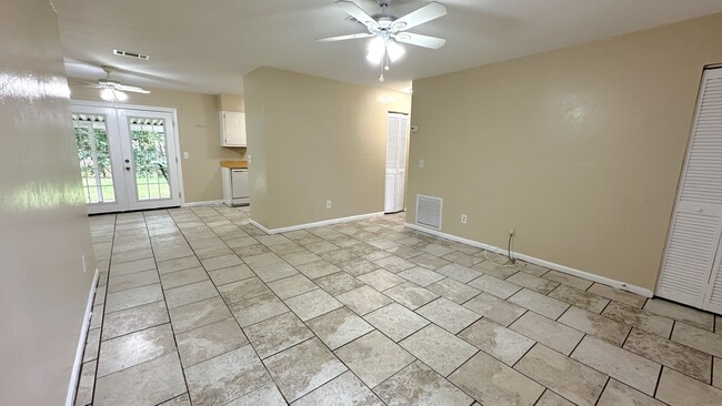 Foto del edificio - LOVELY 3/2 NW House w/ 2-Car Garage, Tile ...