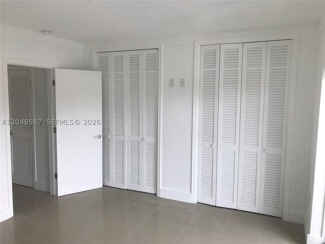 Foto del edificio - 2185 NE 123rd St