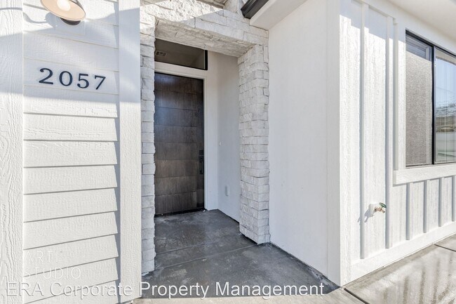 Building Photo - 4 br, 2 bath House - 2057 S. Twin Circle  St.