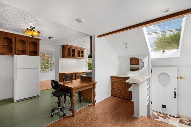 Building Photo - 9558 Frederica Ave