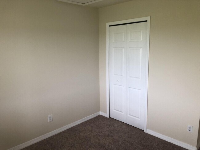 Building Photo - 2/2 plus Den Duplex with a 1 car Garage