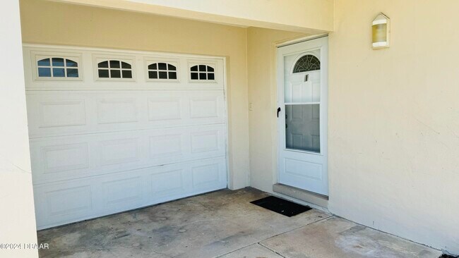 Building Photo - 2573 Coral Way E