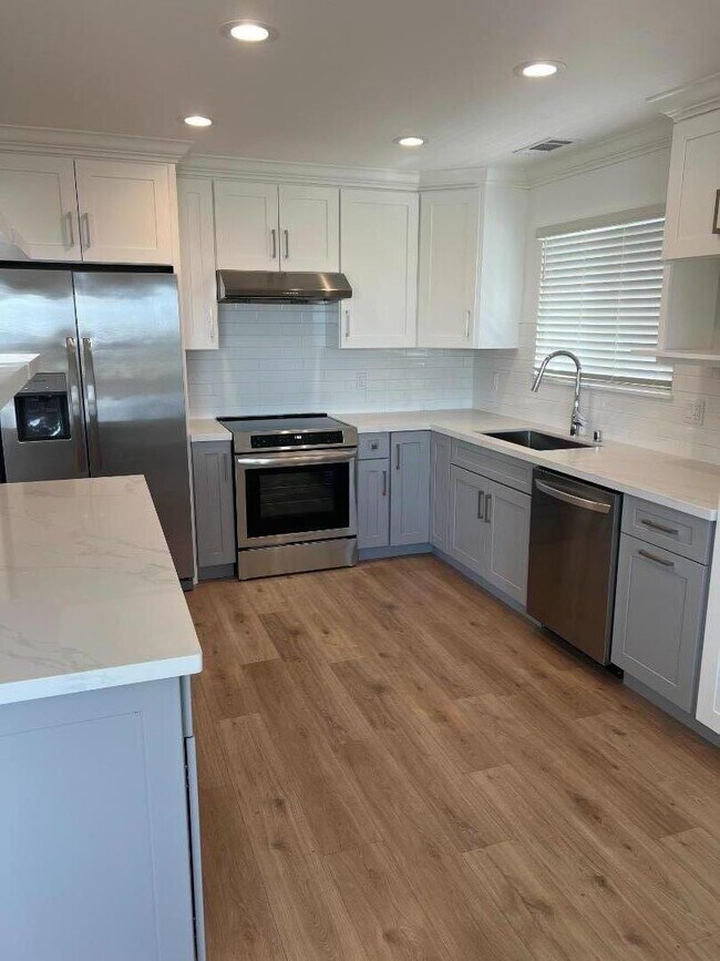 Building Photo - 875 Tierra Alta St