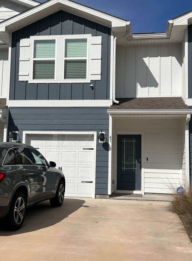 Building Photo - 41 Leviathan Ct S