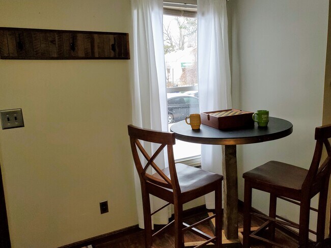 Foto del edificio - 273 W Lakeview Ave