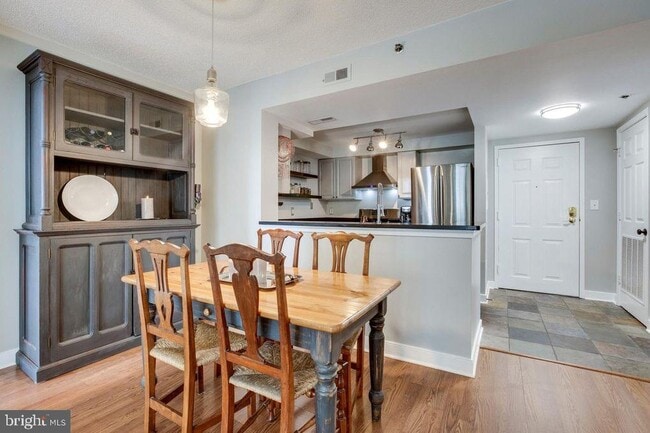 Building Photo - 1050 N Taylor St