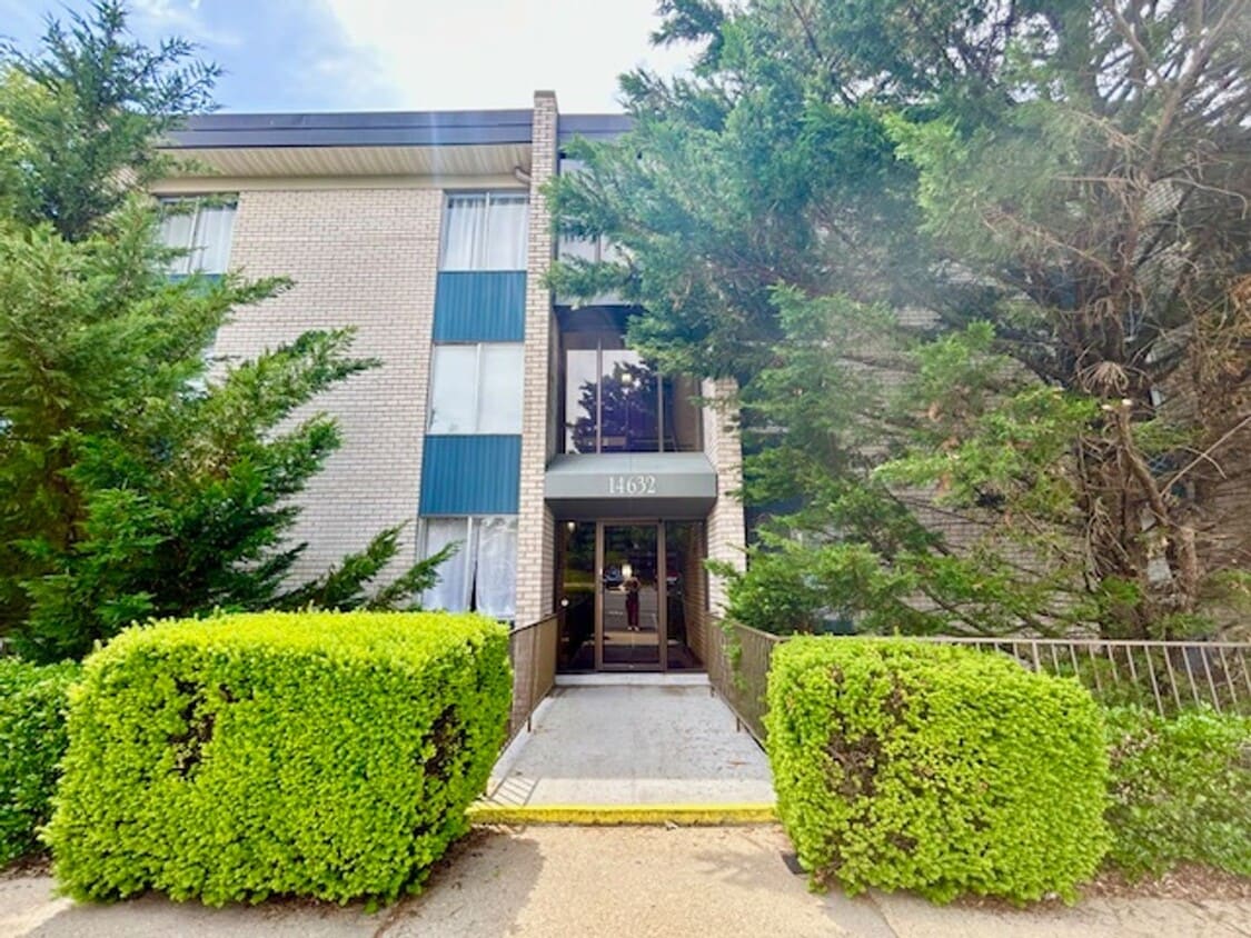 Primary Photo - Spacious 1 BR 1BA split-level condo. Most ...