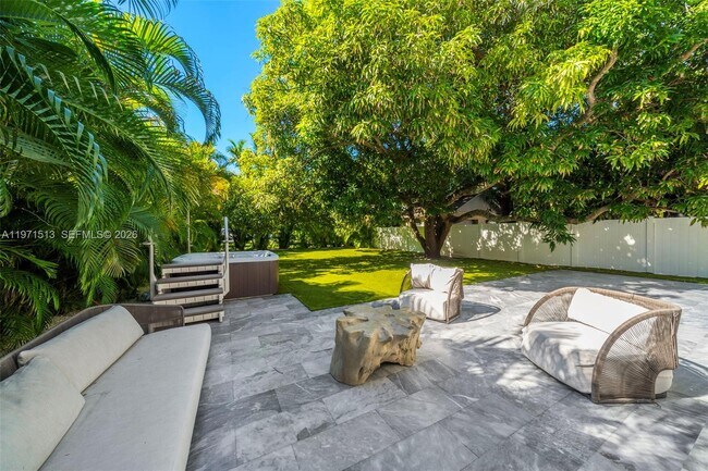 Foto del edificio - 3166 Royal Palm Ave