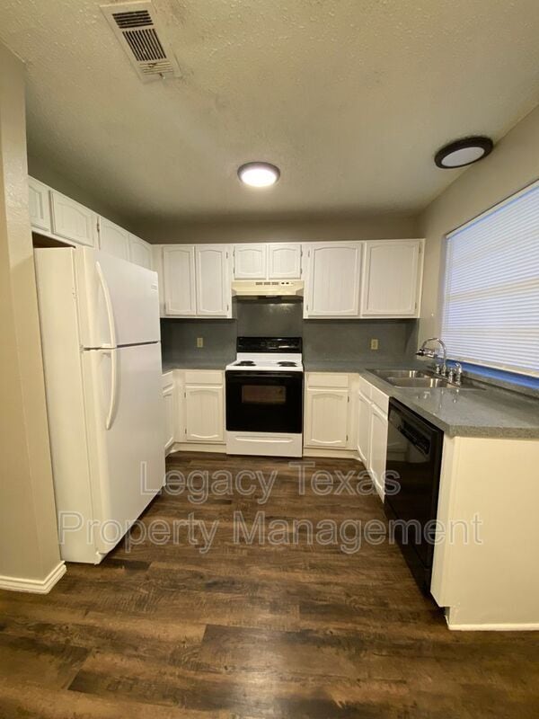 Building Photo - 1604 Sun Valley Dr
