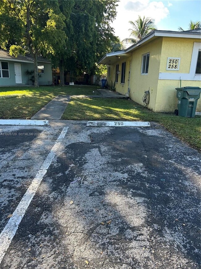 Foto del edificio - 250 NE 41st St