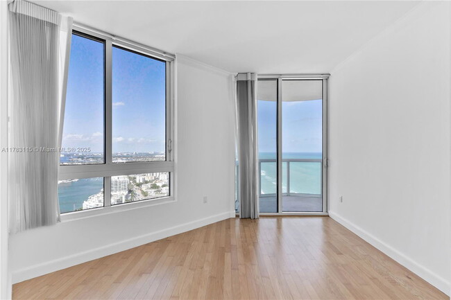 Foto del edificio - 6365 Collins Ave