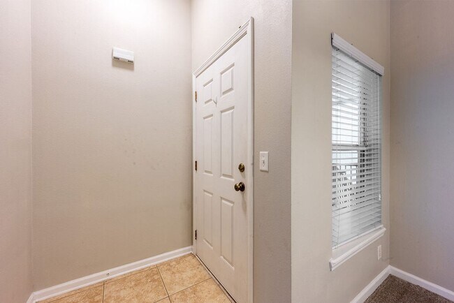 Building Photo - Lakefront Townhome