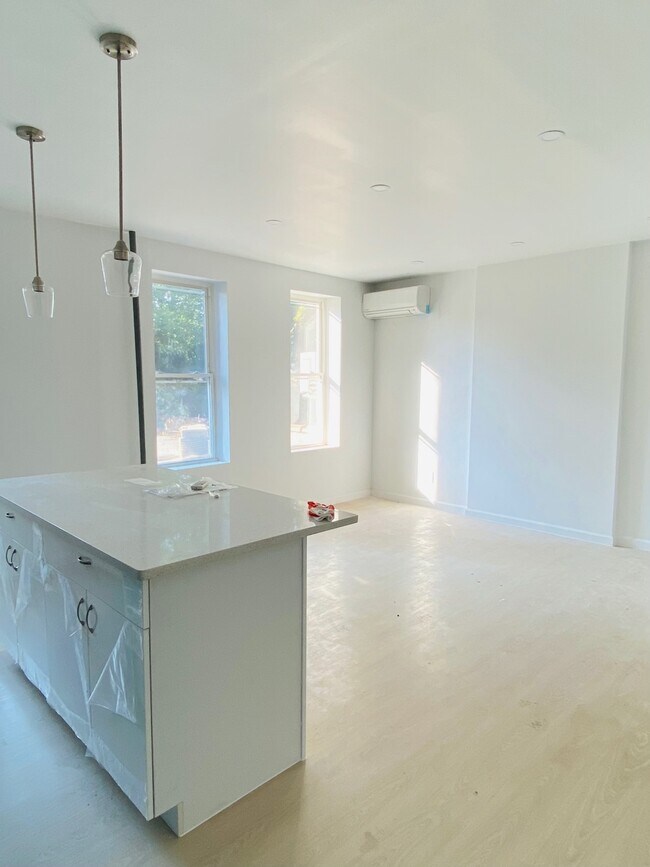 Building Photo - 3149 Steinway St