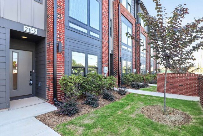 Foto del edificio - Brand New, Stunning 3BD/3.5BA Townhome on Graham w/ Full Bath on Top Floor! SUMMER SPECIAL! 50% O...
