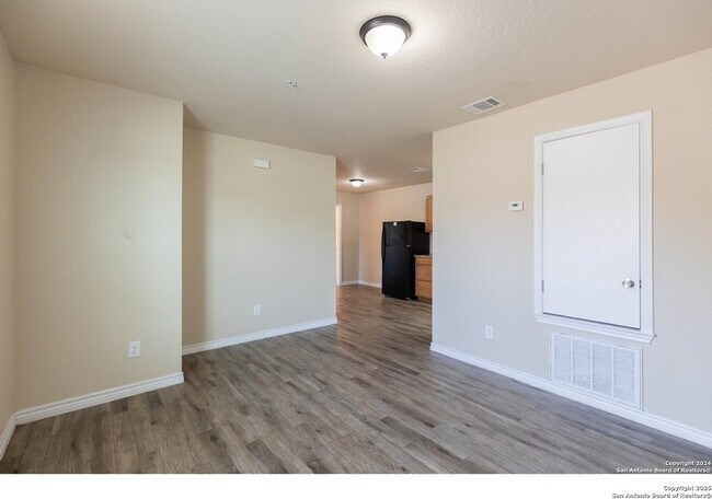 Foto del edificio - 8111 Landing Ave