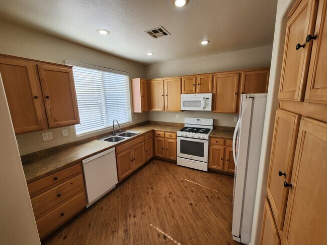 Foto del edificio - 6229 Majestic Hills Ave