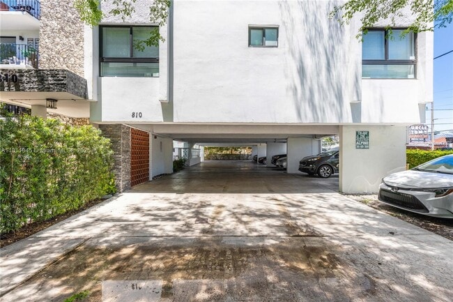 Building Photo - 810 Salzedo St