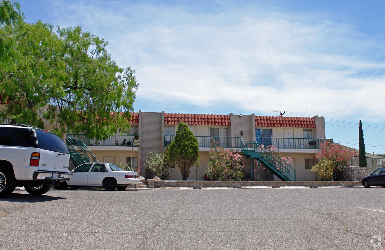 Building Photo - 108 E Castellano Dr