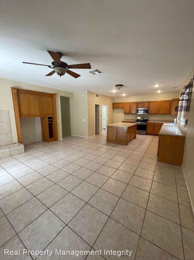 Building Photo - 5 br, 2 bath House - 121 Quartz Ln.