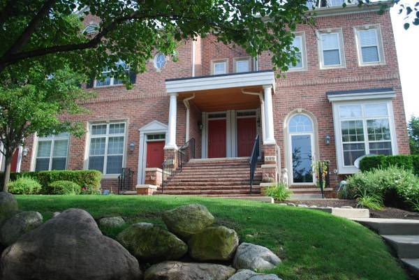 Entrada principal - 697 River Park Village Blvd