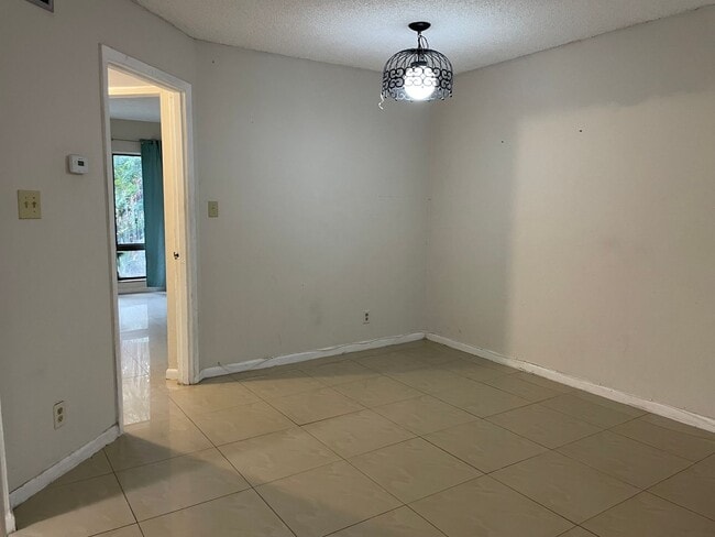 Building Photo - 1/2 Month Rent Free! 1 Bedroom Apartment
