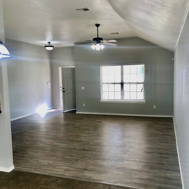 Foto del edificio - 233 Spring Creek Rd