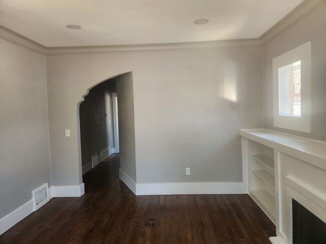 Building Photo - Bright & Updated 3-Bedroom Upper Unit All Utilities Included!