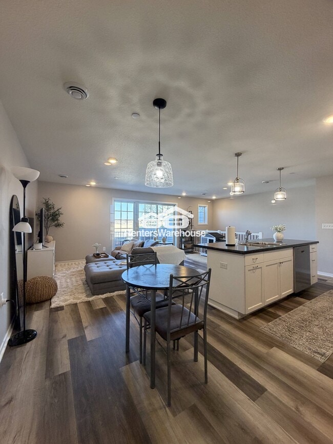 Foto del edificio - 642 Shardlow Ln NE