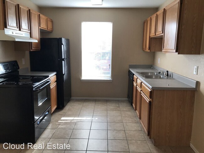 Building Photo - 1703 Benttree Dr
