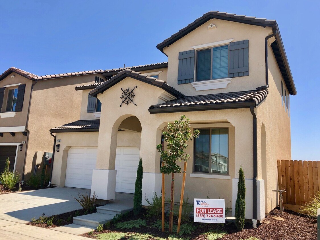 Foto principal - $2,295 Fowler & Shields, 4 bed - N. Sophie...