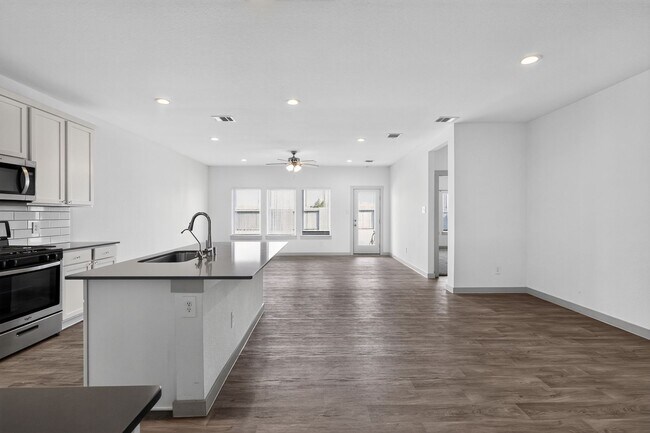 Foto del edificio - Like-New 4-Bedroom Corner Lot Home with Game Room, Appliances Included & Private Backyard