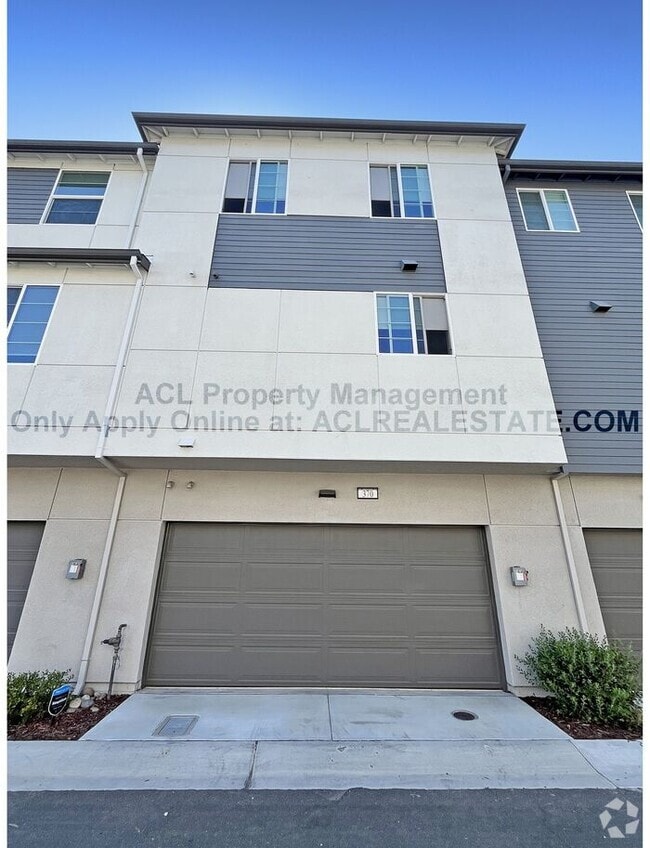 Building Photo - 370 Arc Ct