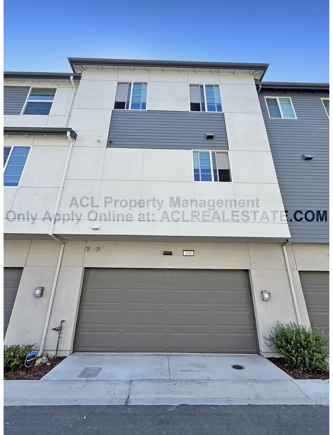 Modern 4-Bedroom Home with Solar, EV Charg... - Modern 4-Bedroom Home with Solar, EV Charg...