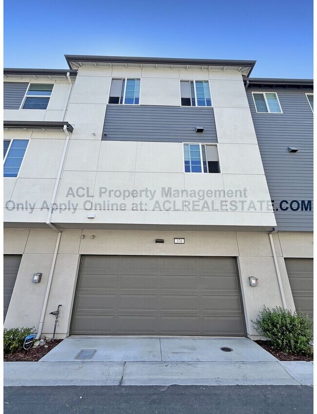 Foto del edificio - Modern 4-Bedroom Home with Solar, EV Charg...