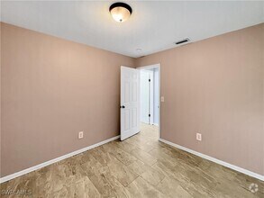 Building Photo - 2210 Parkview Dr