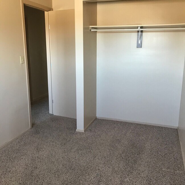 Photo du bâtiment - 3 Bed 1 Bath Unit in Red Deer, AB