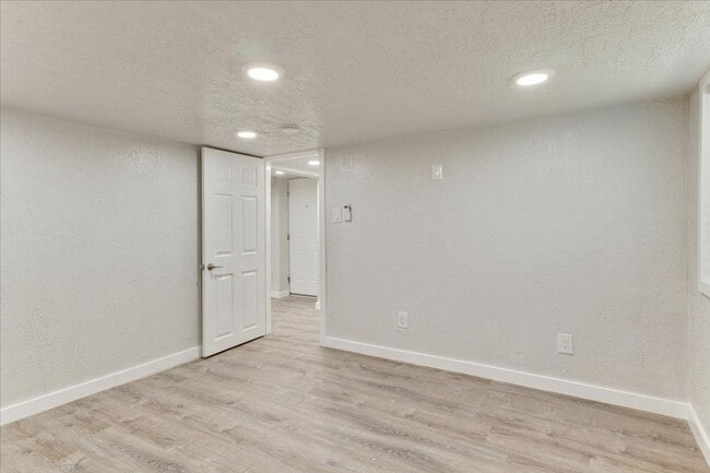 Building Photo - 672 S 200 W